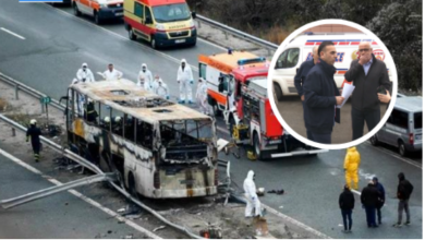 Photo of “Vetëm ne e kuptojmë këtë dhimbje”! Familjarët e vi’ktimave të aksidentit në Bullgari solidarizohen me Koçanin
