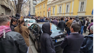 Photo of Studentët në Beograd bashkëndjejnë me Koçanin! Një minutë heshtje para Ambasadës së Maqedonisë në Beograd