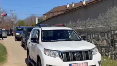 Photo of Pas dy orësh qëndrim me familjarët, Thaçi largohet nga shtëpia e tij në Burojë