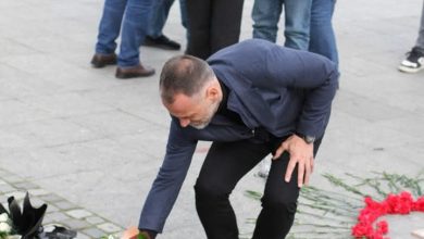 Photo of Aleanca për Shqiptarët bëri homazhe në sheshin e Tetovës për viktimat e tragjedisë në Koçan