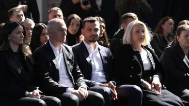 Photo of Familja e Thaçit pas përfundimit të pames: U jemi mirënjohës për forcën që na dhatë gjatë ditëve të pikëllimit