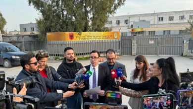 Photo of Erion Veliaj merr avokat amerikan, Joshua Roberts e viziton në burg dhe flet për media