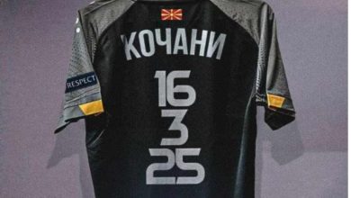 Photo of Futbollistët e Maqedonisë kundër Lihtenshtajnit me fanella në nder të tragjedisë në Koçani