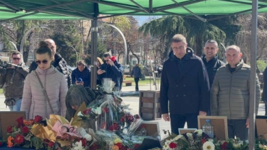 Photo of Mickoski u nënshkrua në Librin e Ngushëllimeve në Koçan