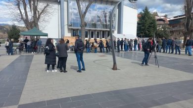 Photo of Qytetarët e Koçanës të indinjuar: Në ditë zie hiqet stenda e qirinjve dhe libri i zisë në sheshin e Koçanës!