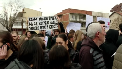 Photo of Tensionohet protesta në Koçan, protestuesit të revoltuar gjuajnë me vezë në drejtim të godinës së Komunës