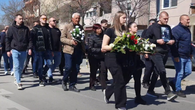 Photo of Familjar, miq e bashkëqytetarë të të vdekurve nga Koçani po u afrohen varrezave për t’iu dhënë lamtumirën e fundit