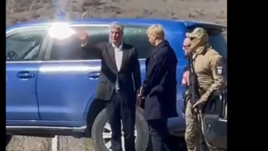 Photo of Pas vizitës te varri i babait, Hashim Thaçi arrin tek shtëpia e tij në Burojë për të qëndruar me familjen e ngushtë