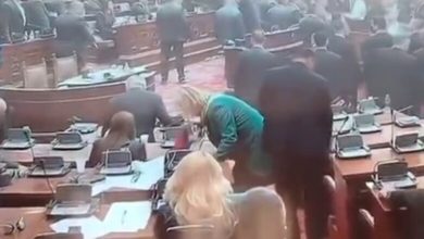 Photo of Deputetja fshin karrigen e parlamentit me flamurin e Serbisë, shkakton zemërim tek qytetarët