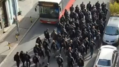 Photo of Persona të maskuar marshojnë nëpër Beograd – pushteti po mundohet t’i frikësojë protestuesit