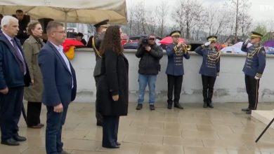 Photo of Osmani nderon me homazhe dëshmorët dhe martirët e Krushës së Madhe
