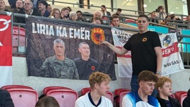 Photo of Baneri “Liria ka emër” me foton e Thaçit e Veselit u vendos në “Wembley”