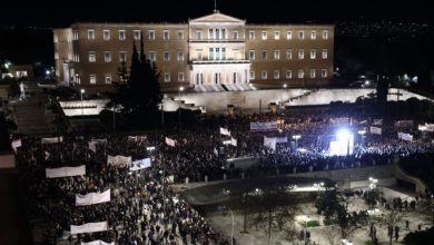 Photo of Kuvendi diskuton mocion mosbesimi për qeverinë e Mitsotakis, mijëra protestues mbushin sheshin “Sintagma” në Athinë
