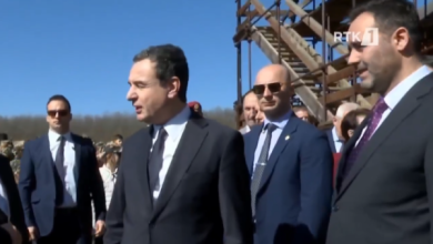 Photo of Kurti në Prekaz tek kulla e Jasharajve, dikush brohoret “PDK, PDK”
