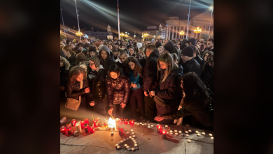 Photo of Përfundon protesta në sheshin e Shkupit – Qindra qytetarë ndezën qirinjë dhe mbajtën 16 minuta heshtje për tragjedinë në Koçan