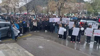 Photo of Nxënësit e shkollave të mesme të Shtipit protestuan dhe marshuan nëpër rrugë, duke thënë: “Mund të jetë kushdo”