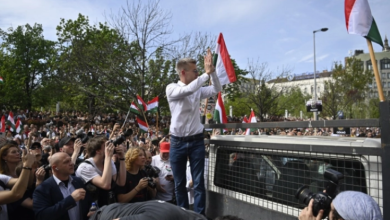 Photo of Mbi 50 mijë njerëz në rrugët e Budapestit, rebelohen kundër Orban