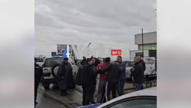 Photo of E dhimbshme: Momenti kur në vendngjarje arrin burri i gruas së vrarë, nuk mundet ta përballoj humbjen e saj