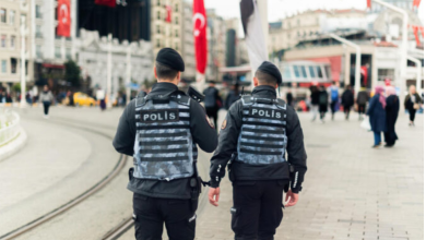 Photo of Turqia bu’rgos disa zyrtarë të Stambollit