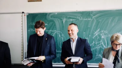 Photo of Zëvendëskryeministri Fetai dhe ambasadori Meidani shpërndanë libra për nxënësit shqiptarë të Kumanovës