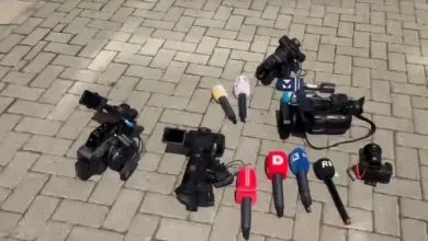 Photo of Mikrofonët në tokë, mediat reagojnë ndaj heshtjes së vazhdueshme të Kurtit