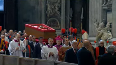 Photo of VIDEO/ Trupi i Papa Françeskut vendoset në Bazilikën e Shën Pjetrit për homazhe publike