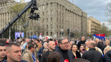 Photo of Nis tubimi treditor i mbështetësve të Vuçiqit në Serbi