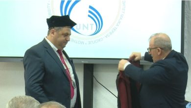 Photo of Prof. dr. Bekim Fetai zyrtarisht rektor i ri i Universitetit “Nënë Tereza”, prof. dr. Izet Zeqiri ia dorëzoi detyrën