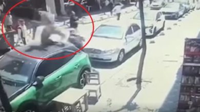 Photo of Tërmeti në Stamboll – momenti kur një burrë bie mbi veturë