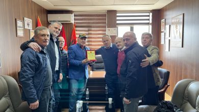 Photo of Hysni Gucati dekoron Azgan Haklajn: Dha kontribut të jashtëzakonshëm për UÇK-në. Priti refugjatët nga Kosova në Shqipëri!