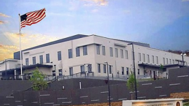 Photo of Ambasada e SHBA-së në Shkup me apel për mbajtësit e vizave që t’i ndjekin ligjet dhe rregullat amerikane