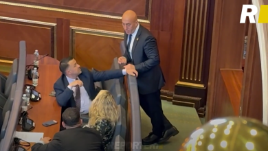 Photo of Duda Balje e Veton Berisha ulën mbrapa karrigeve të koalicionit AAK-NISMA, shihen duke biseduar me Ramush Haradinajn