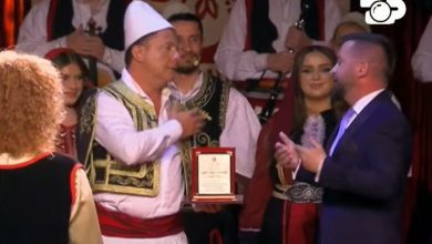 Photo of Laerti befasohet edhe nga një tjetër i ftuar special: Kryetari i Bashkisë së Kolonjës shpall atë qytetar nderi