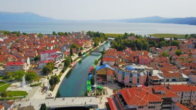 Photo of Skandaloze: “Mbrëmjet Strugane të Poezisë” me njoftime e ftesa vetëm në gjuhën maqedonase