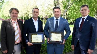 Photo of Sindikata e UT-së ndanë mirënjohje Rektorit dhe sekretarit për bashkëpunimin