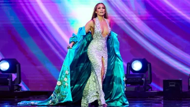 Photo of “E ka humbur…”/ Puthjet pasionante të Jennifer Lopez në skenën e eventit të rëndësishëm shkaktojnë “tërmet” në rrjet