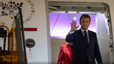 Photo of Presidenti Macron goditet me shuplakë nga gruaja e tij gjatë mbërritjes në Vietnam