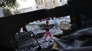Photo of Vajza palestineze nga Gaza mbet pa familje pas sulmit të Izraelit ndaj shkollës