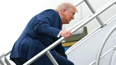 Photo of Presidenti Trump pengohet në shkallët e Air Force One, videoja bën xhiron e rrjetit! Komentuesit e krahasojnë me incidentet e Biden