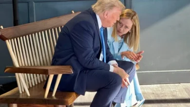 Photo of Momentet pikante të Samitit të G7, Meloni e Trump të ulur bashkë në një stol druri, bëhet viral reagimi i kryeministres kur Macron i pëshpërit diçka në vesh