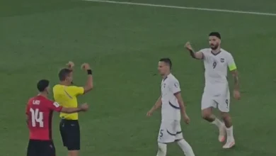 Photo of Video/ Incidenti në fushë, shikoni momentin kur kapiteni i skuadrës serbe gjen monedhën në fushë , ia dorëzon arbitrit