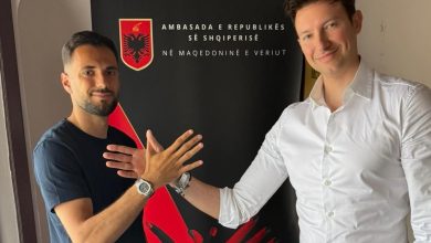 Photo of Ambasadori Meidani pret në takim futbollistin e kombëtares Nedim Bajramin