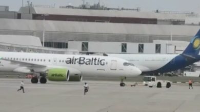 Photo of “Maratonë” në pistë: Një burrë deshi të ia kalon aeroplanit në Aeroportin Heathrow, por përfundon në furgon policie