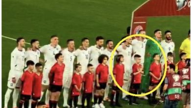 Photo of Djaloshi “rrëmben” vëmendjen e të gjithëve, bën shqiponjën gjatë ekzekutimit të himneve