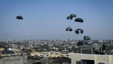 Photo of Izraeli në ditën e dytë lejoi ndihmë ajrore në Gazë, ndërsa po hyjnë edhe shumë kamionë