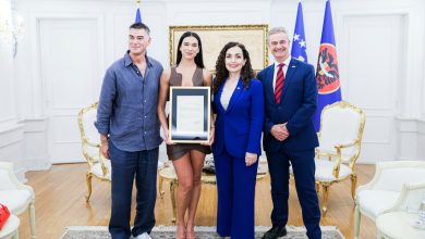 Photo of Vjosa Osmani ia jep shtetësinë e Kosovës Dua Lipës! (FOTO)