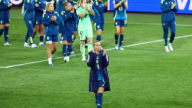 Photo of “Më foli në shqip, ishte në moshën e nënës sime”, Kosovare Asllani ia dhuron fanellën bashkatdhetares pas lutjes së saj