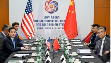 Photo of Mes tensioneve SHBA-Kinë, Rubio zhvillon takim me homologun kinez Wang Yi në Malajzi