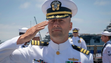 Photo of Alban Dervishi zyrtarisht mori komandën e luftanijes amerikane “USS Pearl Harbor”
