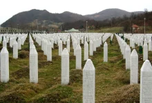 Photo of Arkivolet me mbetjet mortore të viktimave të gjenocidit të Srebrenicës u përcollën nga Visoko